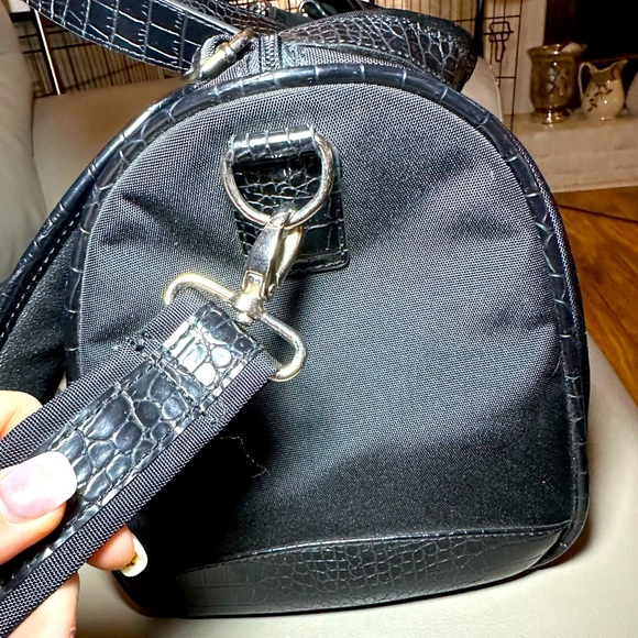 Liz Claiborne Small Duffle/Handbag in EUC. Black w/Silver Tone Hardware. - Picture 5 of 13